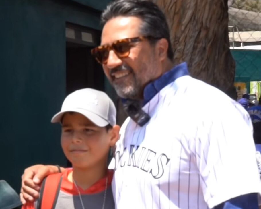 VINICIO CASTILLA POSA PARA LA FOTO CON UN JOVEN PELOTERO EN LA MLB CUP
