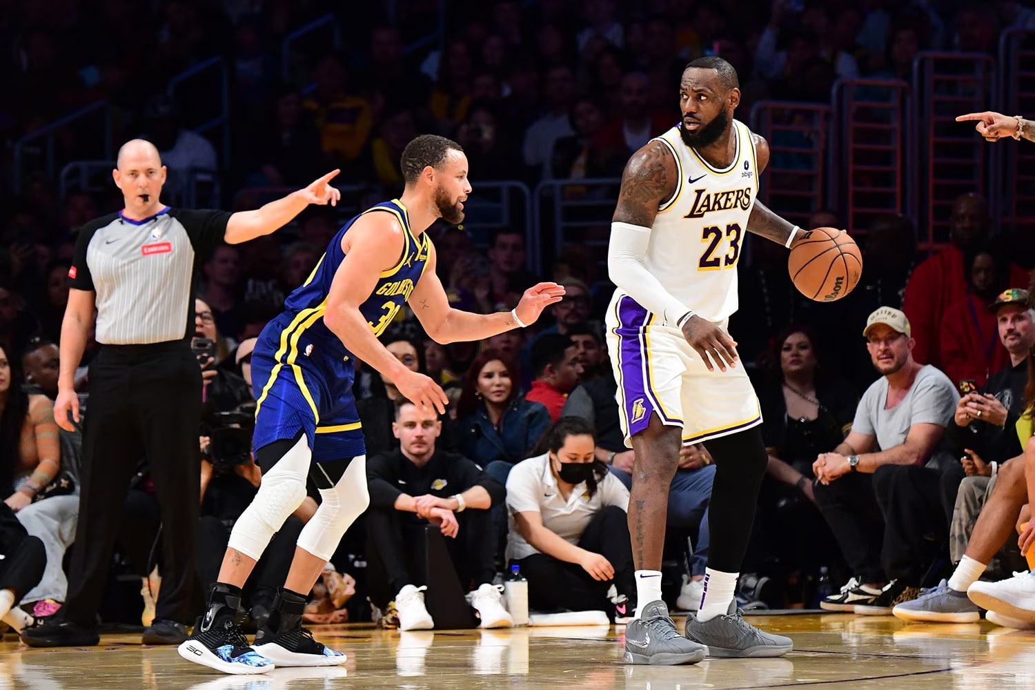 STEPHEN CURRY DE WARRIORS DEFENDIENDO A LEBRON JAMES DE LAKERS