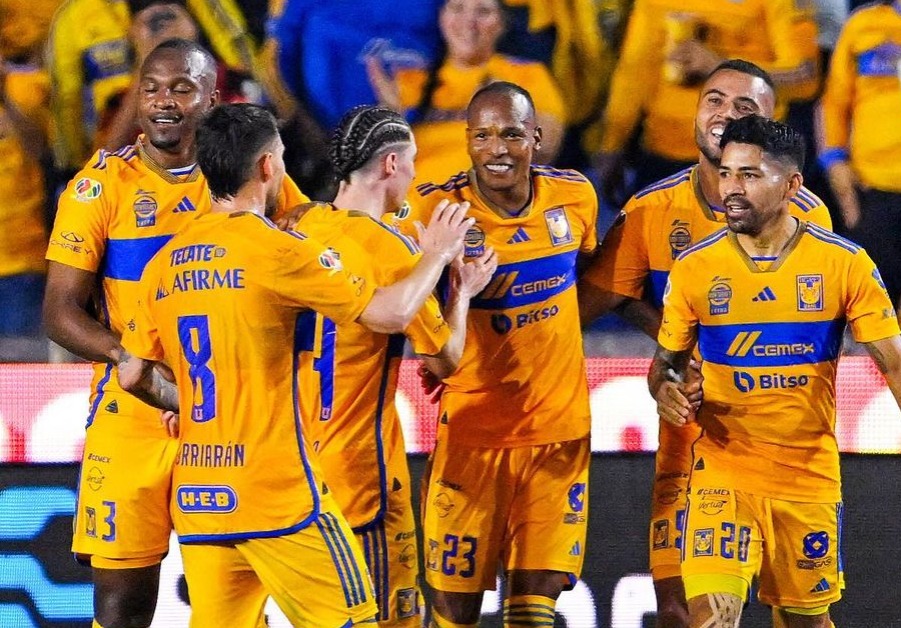 Jugadores de Tigres festejan un gol en la fecha 13 del Clausura 2024.