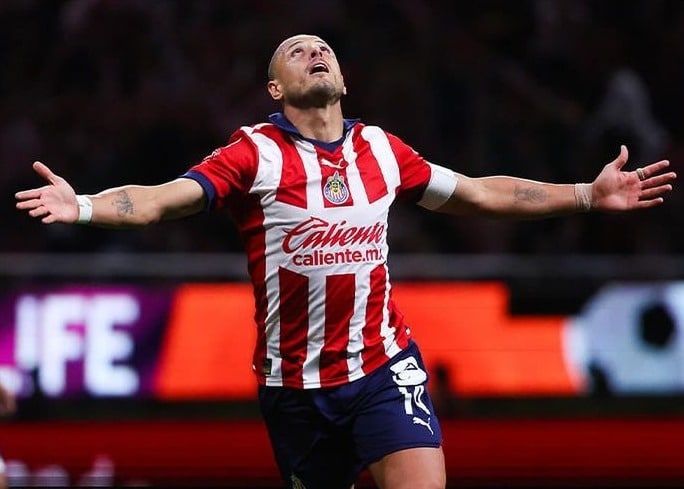 Chicharito festeja su gol con Chivas del Guadalajara.