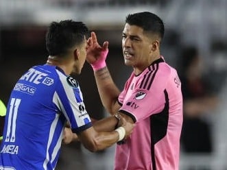 Luis Suárez alega en partido de ida en contra de Rayados.