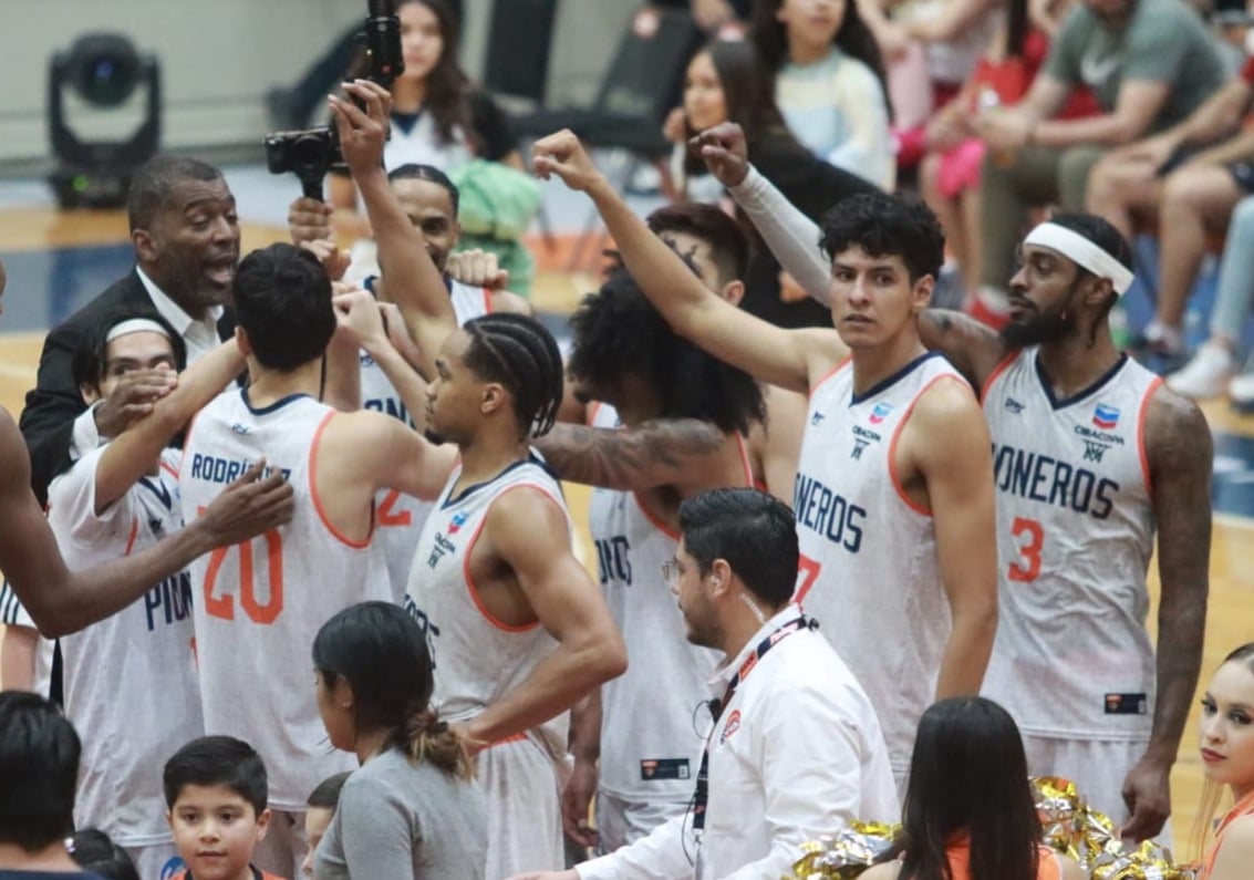 Jugadores de Pioneros festejan tras ganar el segundo de la serie.