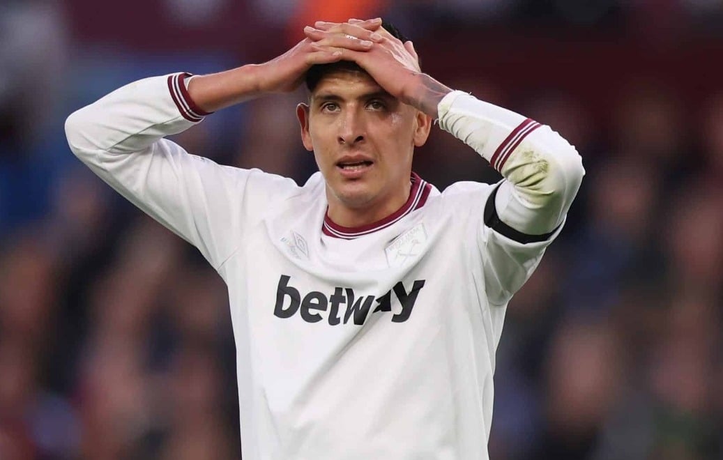 Edson Álvarez se lamenta de lesión de un compañero.