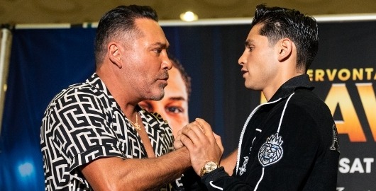 Oscar De La Hoya con Ryan García en rueda de prensa.