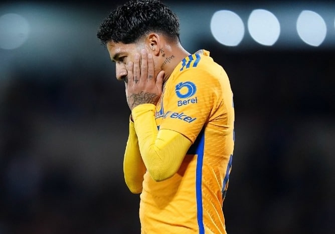 Javier Aquino se lamenta tras ser expulsado con Tigres.