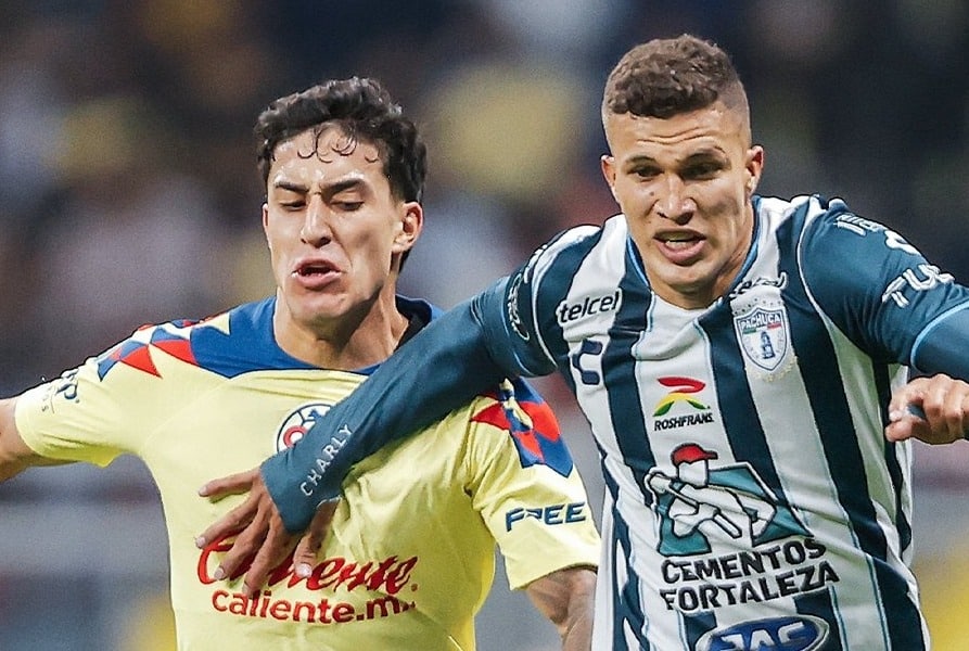 Alex Zendejas pelea el balón ante un jugador de los Tuzos.