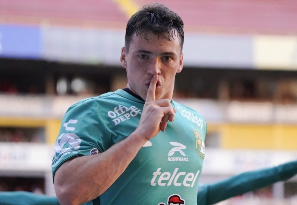 Federico Viñas festeja gol con el Club León en el CL2024.