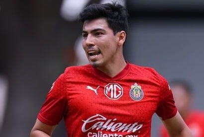 Erick Gutiérrez en entrenamiento de Chivas del Guadalajara.