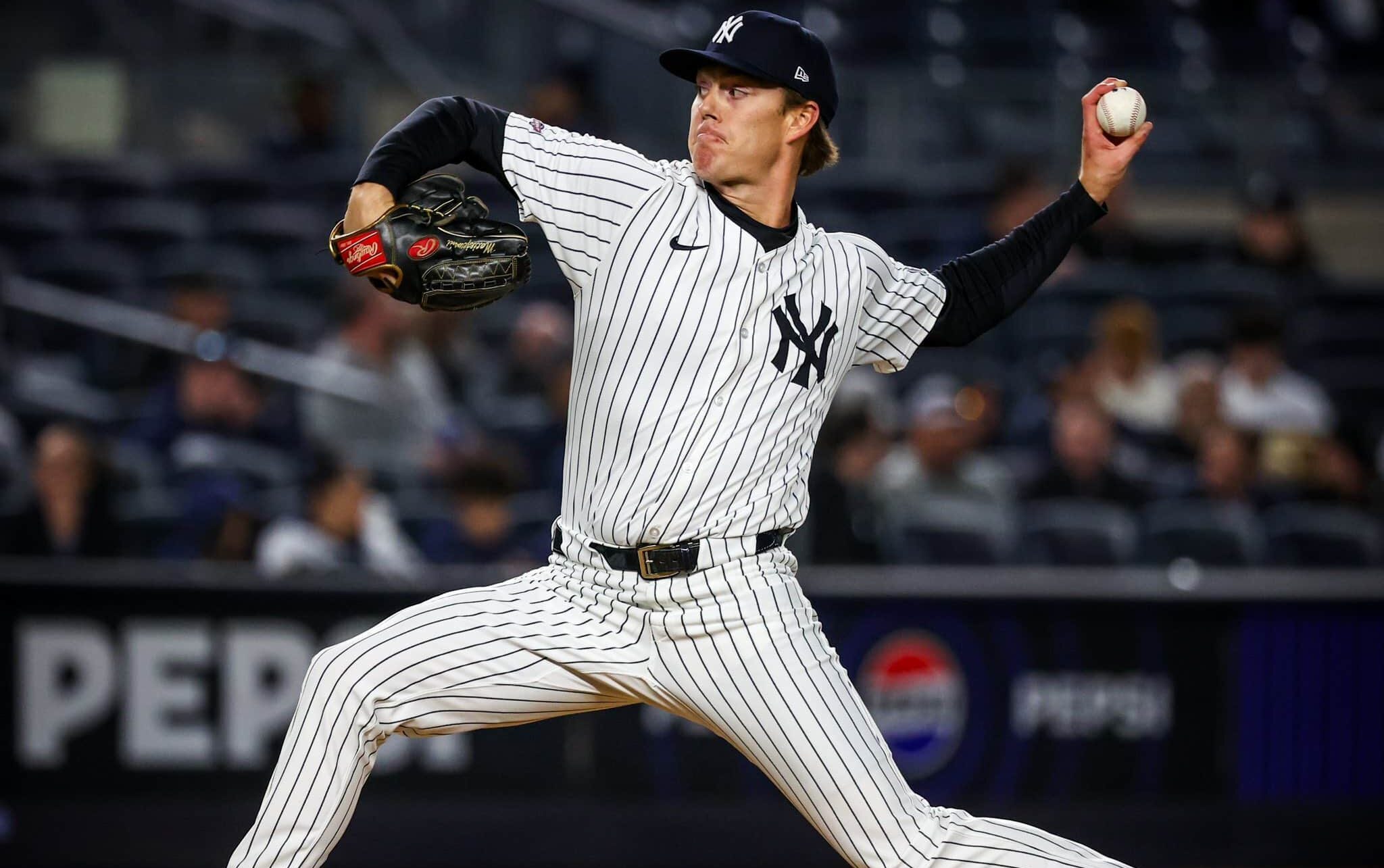PITCHER DE YANKEES REALIZA UN LANZAMIENTO