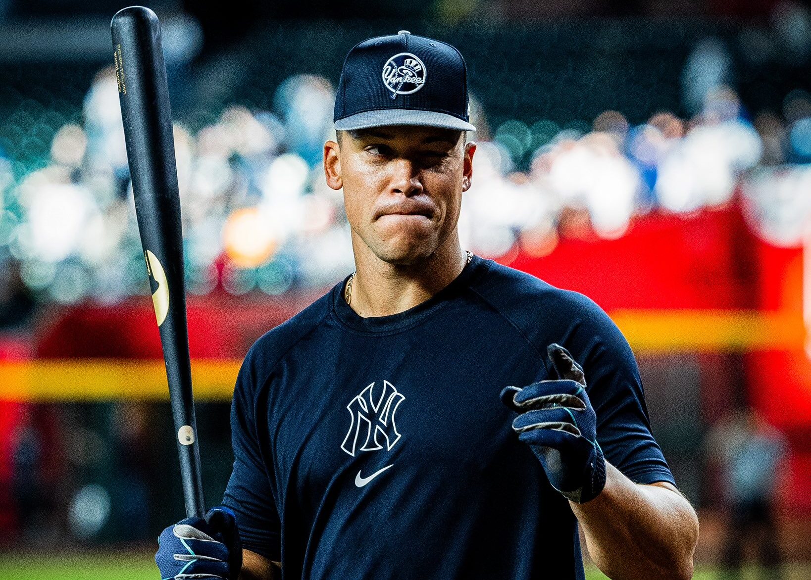 AARON JUDGE DE YANKEES SALUDA A LA CÁMARA