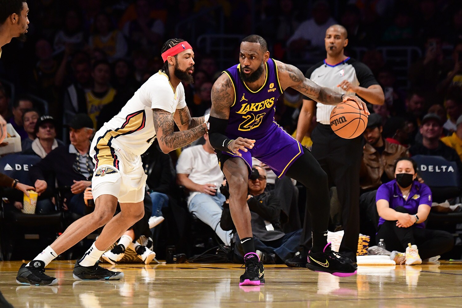 BRANDON INGRAM DE LOS PELICANS DEFENDIENDO A LEBRON JAMES DE LAKERS
