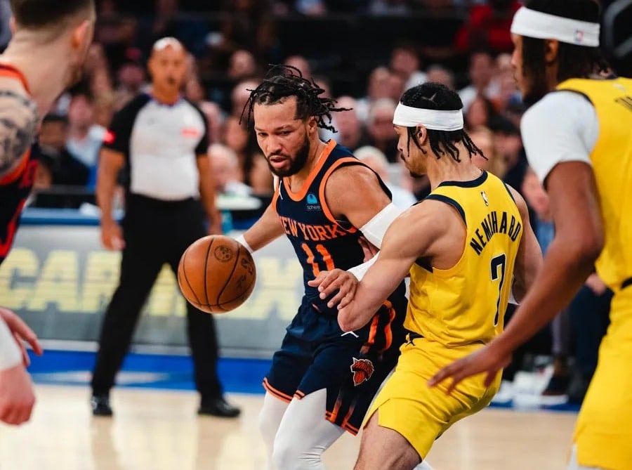 JALEN BRUNSON DE LOS KNICKS DEFENDIDO POR ANDREW NEMBHARD DE LOS PACERS
