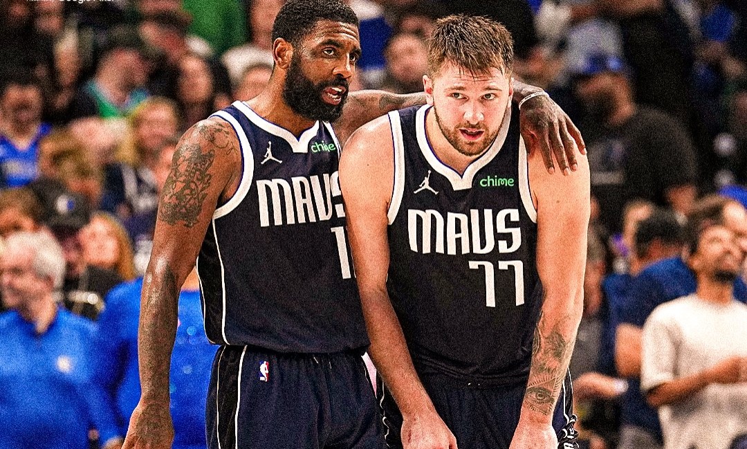 KYRIE IRVING A LA IZQUIERDA Y LUKA DONCIC A LA DERECHA, HABLANDO DURANTE EL JUEGO DE LOS MAVERICKS ANTE LOS TIMBERWOLVES