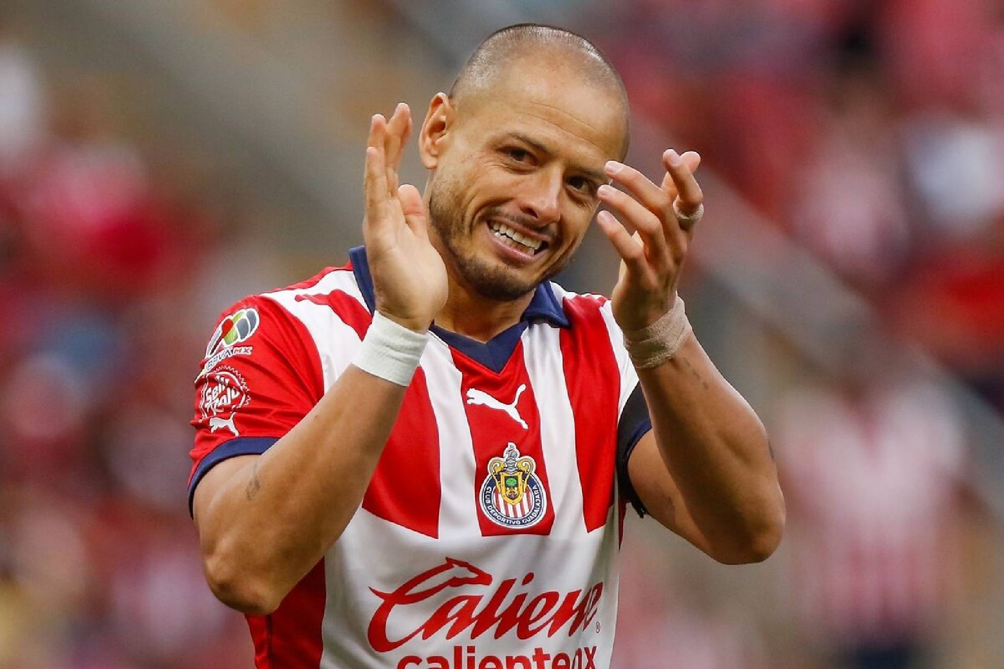 Chicharito festeja el pase de Chivas a las semifinales.