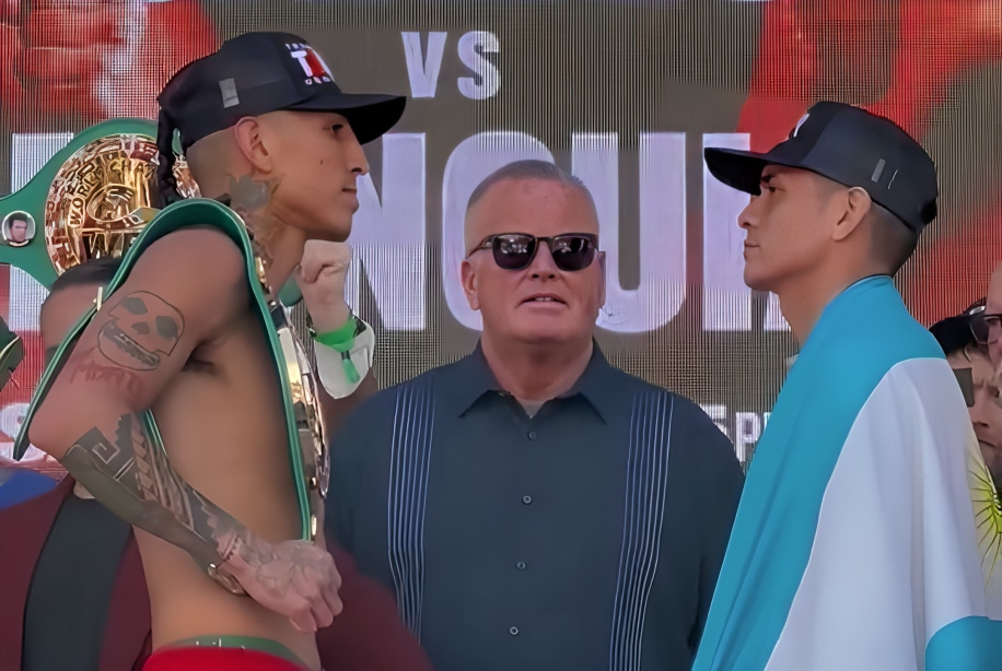 MARIO BARRIOS A LA IZQUIERDA Y FABIÁN MAIDANA A LA DERECHA, POSAN PARA LA FOTO TRAS EL PESAJE