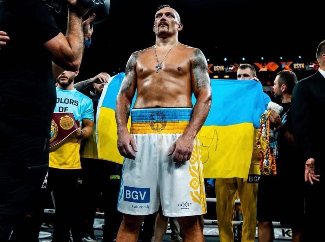 OLEKSANDR USYK POSANDO PARA LA FOTO CON LA BANDERA DE UCRANIA