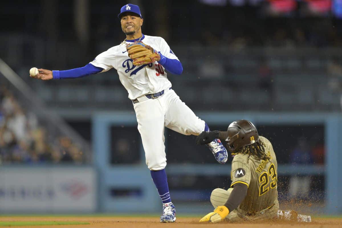 MOKIE BETTS SACA OUT FORZADO A TATIS EN SEGUNDA