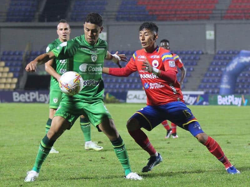 JOHAN ROJAS DEFIENDE LA PELOTA ANTE UNA MARCA FUERTE