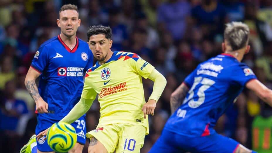 DIEGO VALDEZ PELEA LA PELOTA ANTE DOS ZAGUEROS AZULES