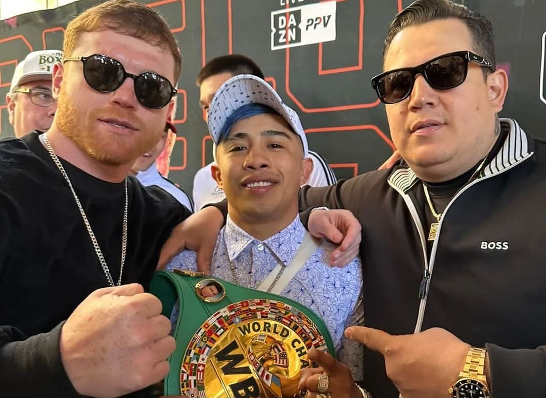 JULIO CÉSAR REY MARTÍNEZ POSA PARA LA FOTO CON CANELO ÁLVAREZ Y EDDY REYNOSO