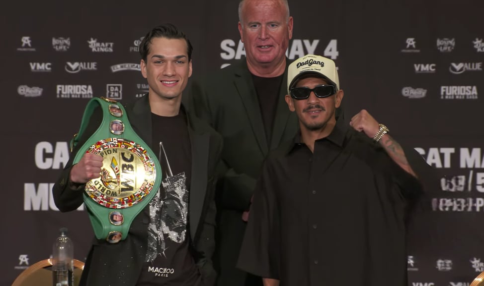 BRANDON FIGUEROA A LA IZQUIERDA Y JESSIE MAGDALENO A LA DERECHA, POSAN PARA LA FOTO TRAS UNA CONFERENCIA DE PRENSA