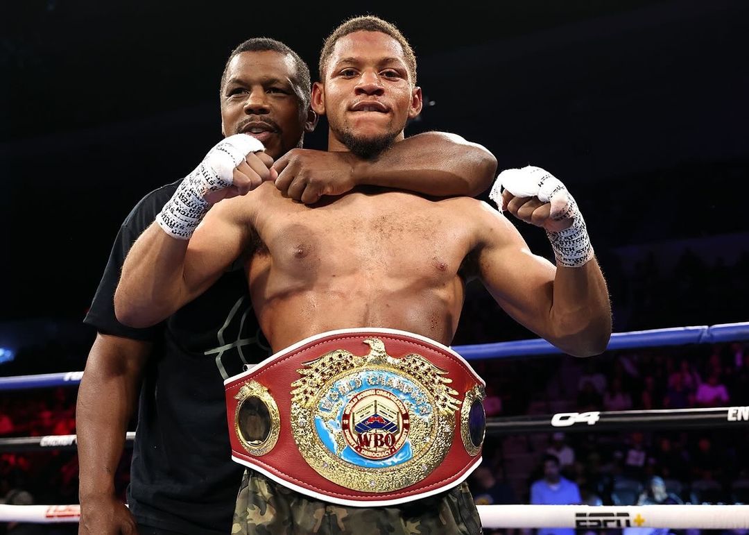 BRIAN NORMAN JR POSA PARA LA FOTO TRAS VENCER A GIOVANI SANTILLÁN