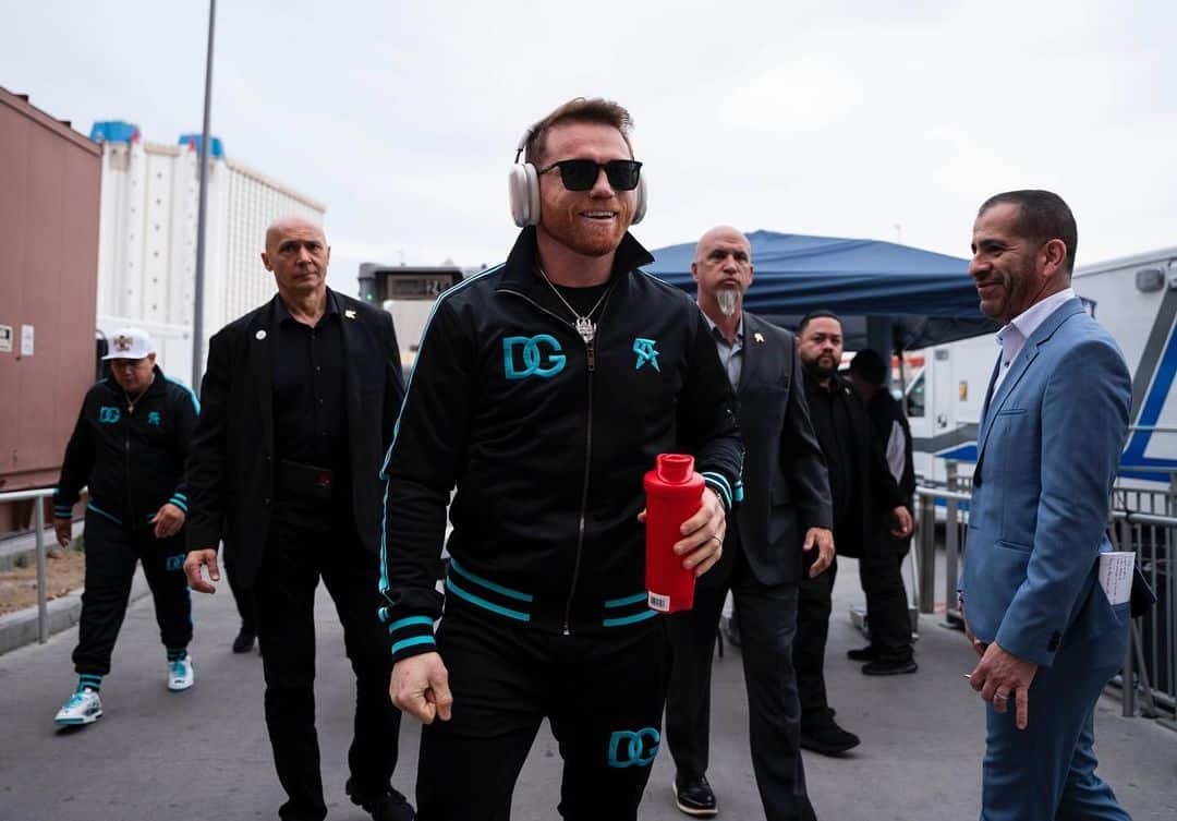 CANELO ÁLVAREZ LLEGANDO AL T-MOBILE ARENA PREVIO A SU PELEA CON JAIME MUNGUÍA