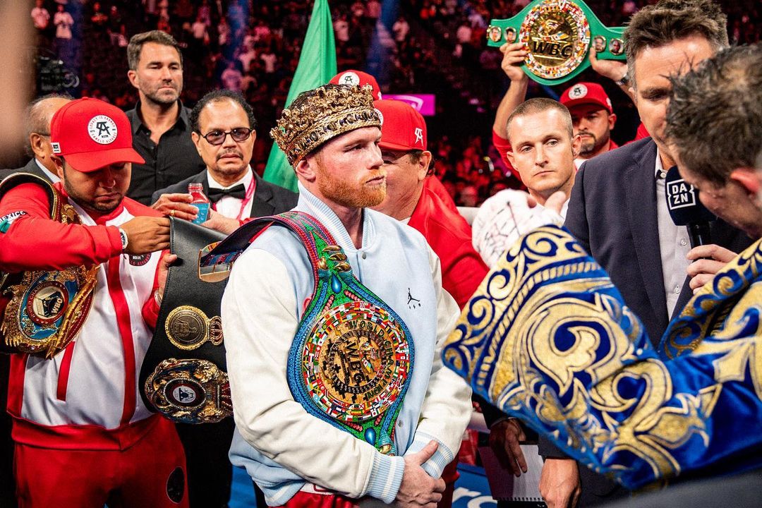 CANELO ÁLVAREZ POSA PARA LAS FOTOS CON SUS CINTURONES TRAS UNA PELEA DE BOXEO