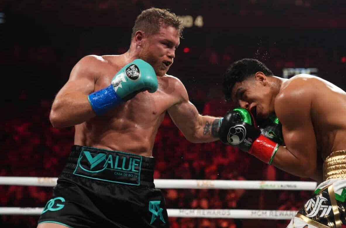 CANELO ÁLVAREZ GOLPEA A JAIME MUNGUÍA