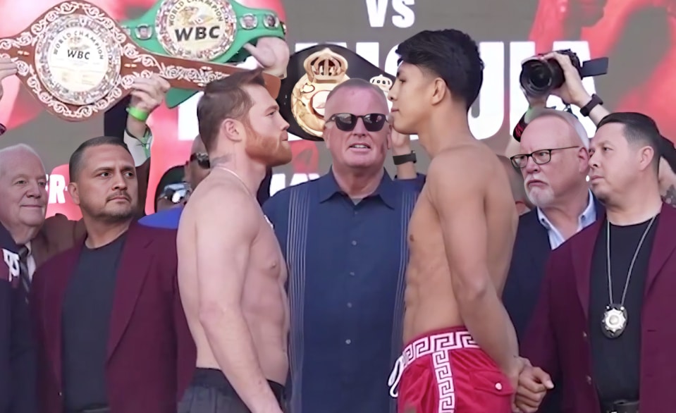 CANELO ÁLVAREZ A LA IZQUIERDA Y JAIME MUNGUÍA A LA DERECHA, CARA A CARA TRAS EL PESAJE