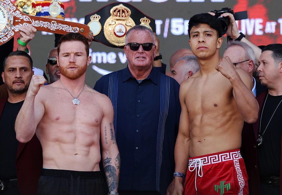 CANELO ÁLVAREZ A LA IZQUIERDA Y JAIME MUNGUÍA A LA DERECHA, POSANDO PARA LA FOTO TRAS EL PESAJE