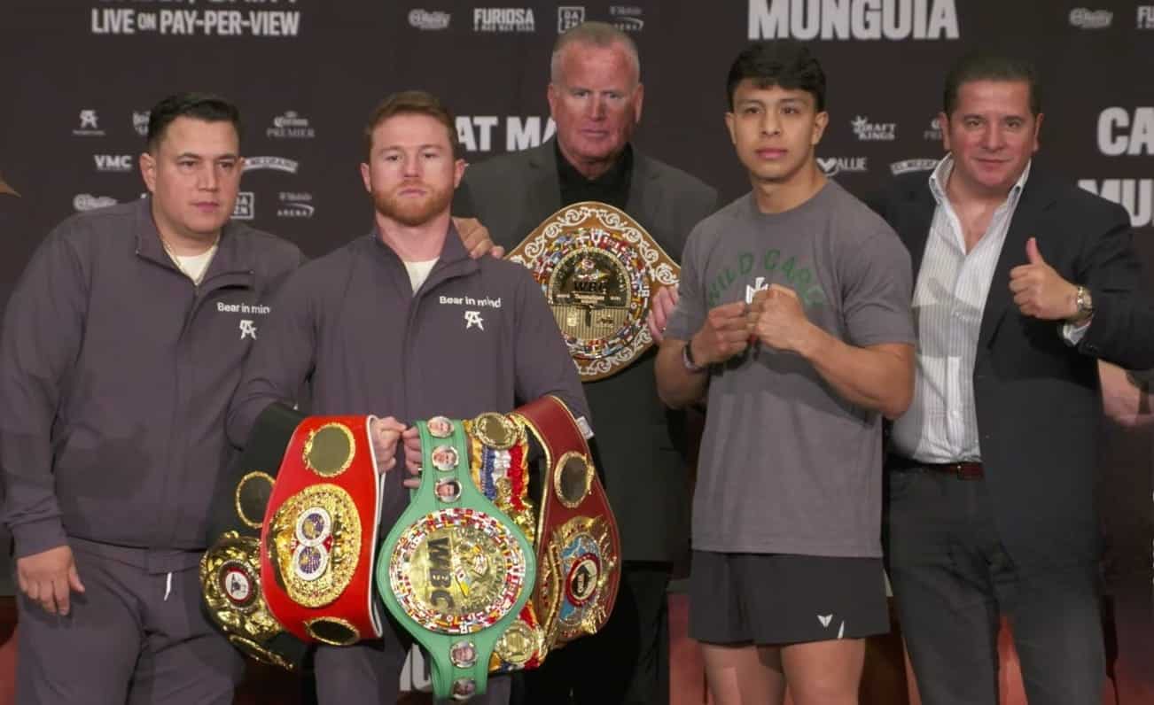 CANELO ÁLVAREZ A LA IZQUIERDA Y JAIME MUNGUÍA A LA DERECHA, POSAN PARA LA FOTO TRAS LA CONFERENCIA DE PRENSA