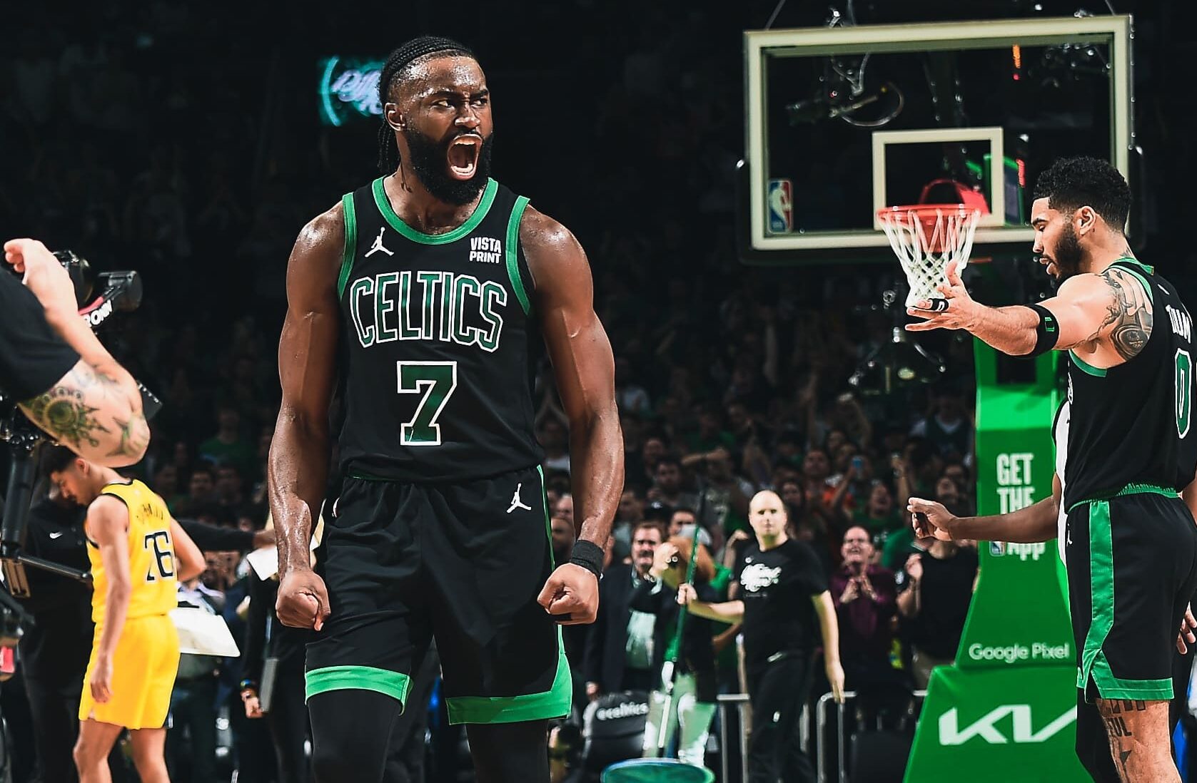 JAYLEN BROWN Y JAYSON TATUM CELEBRAN EL TRIUNFO DE CELTICS SOBRE PACERS