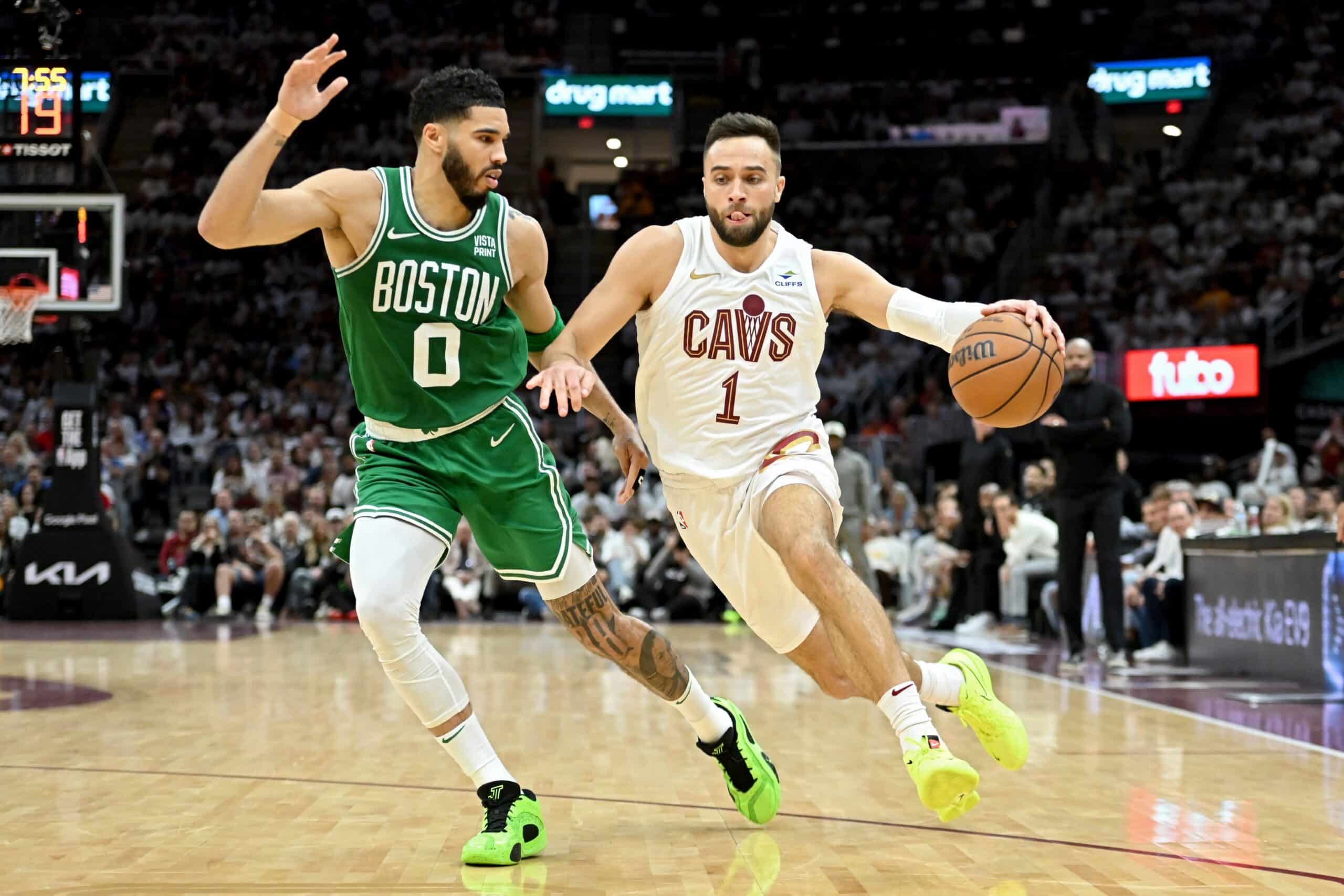 JAYSON TATUM DE LOS CELTICS DEFENDIENDO A MAX STRUS DE LOS CAVALIERS