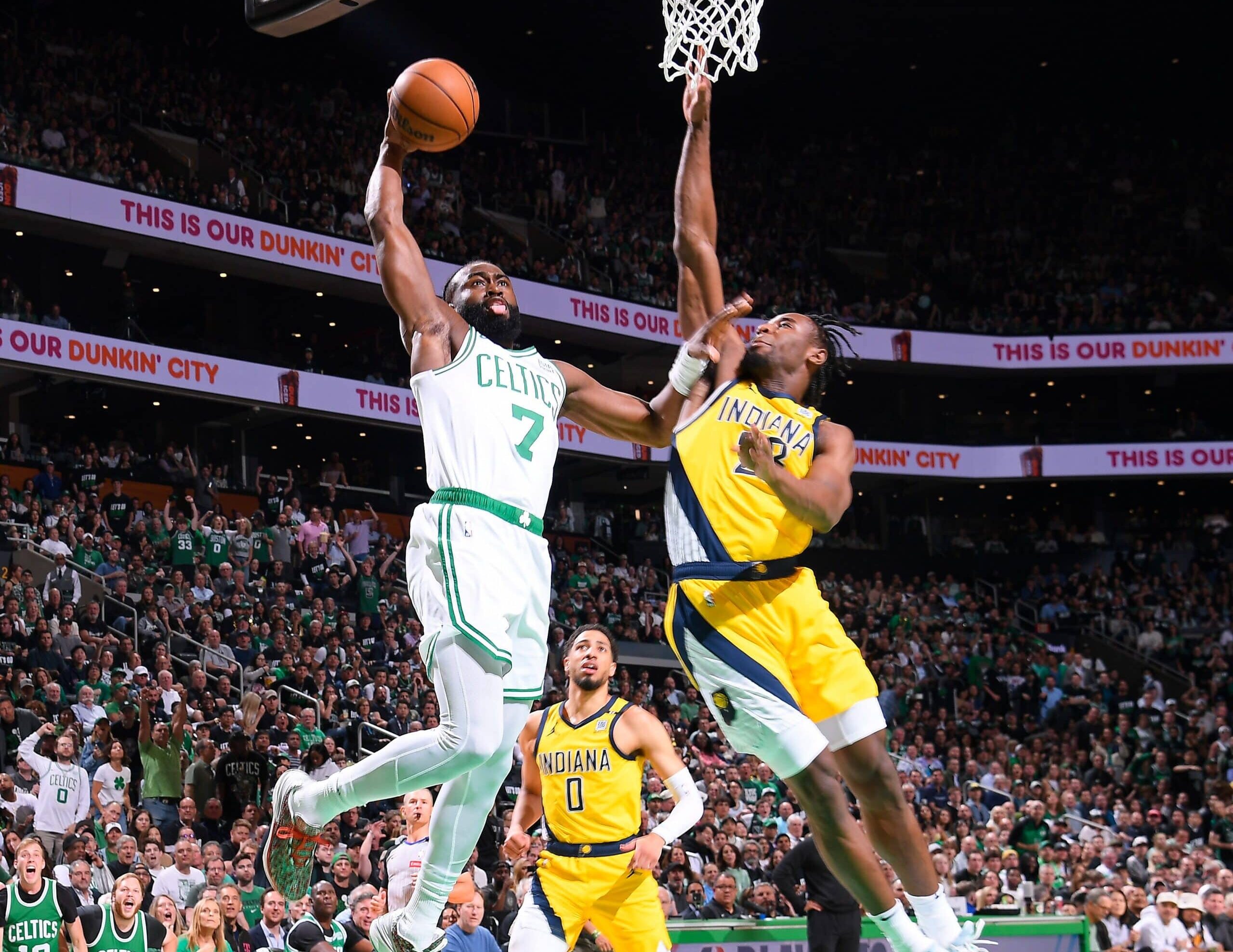 JAYLE BROWN DE LOS CELTICS CLAVA EL BALÓN, ANTE LA DEFENSA DE AARON NESMITH DE LOS PACERS