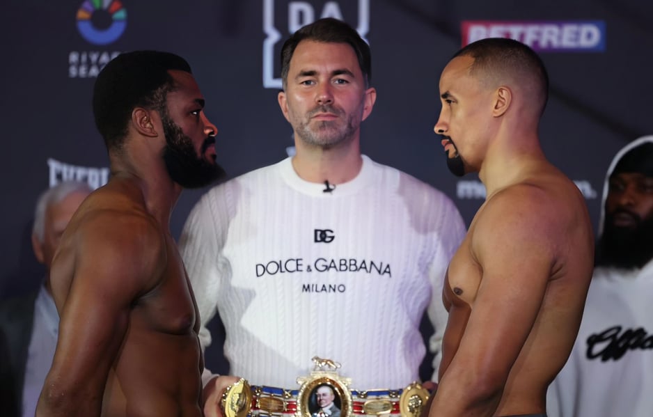 CHEAVON CLARKE A LA IZQUIERDA Y ELLIS ZORRO A LA DERECHA, CARA A CARA TRAS EL PESAJE