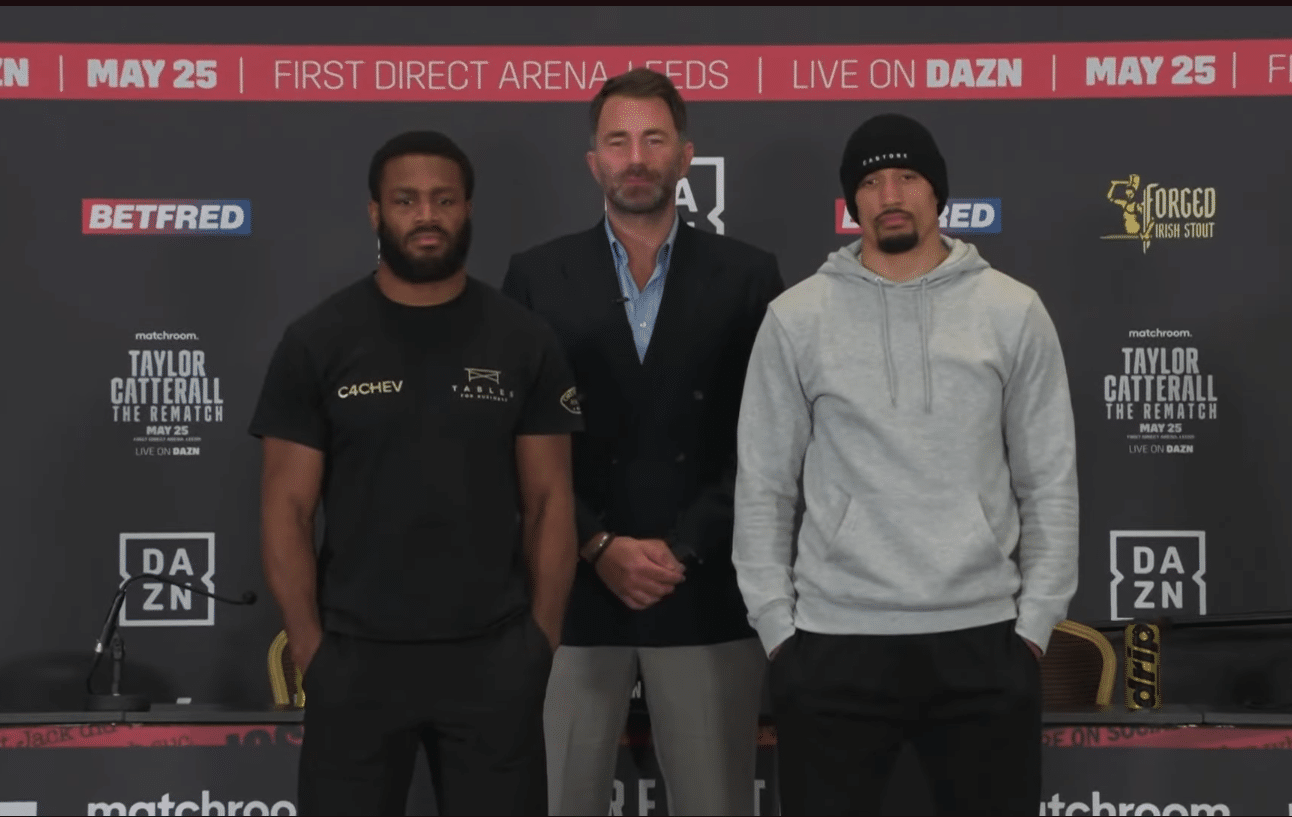 CHEAVON CLARKE A LA IZQUIERDA Y ELLIS ZORRO A LA DERECHA, POSAN PARA LA FOTO TRAS LA CONFERENCIA DE PRENSA