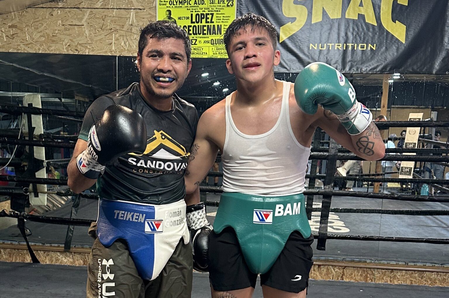 CHOCOLATITO GONZÁLEZ A LA IZQUIERDA, Y BAM RODRÍGUEZ A LA DERECHA, LUEGO DE UNA SESIÓN DE SPARRING