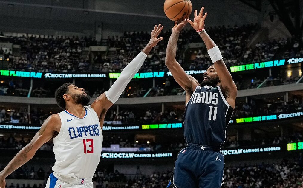 KYRIE IRVING DE LOS MAVERICKS REALIZA UN TIRO SOBRE PAUL GEORGE DE LOS CLIPPERS