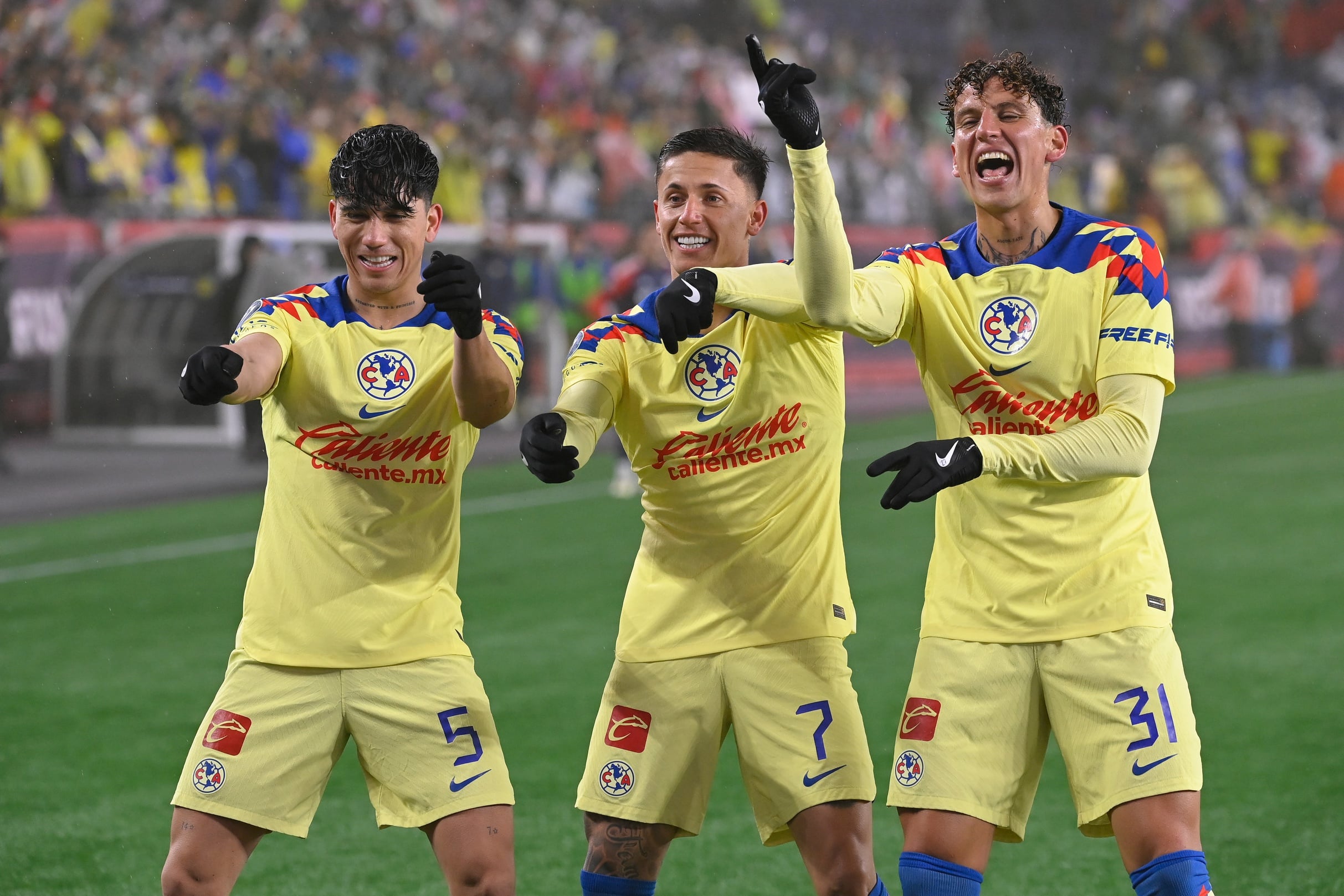 jugadores de América festejan gol en las semifinales.