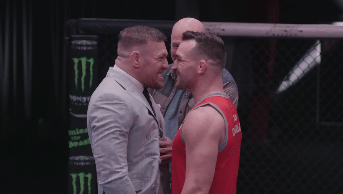 CONOR MCGREGOR A LA IZQUIERDA Y MICHAEL CHANDLER A LA DERECHA, CARA A CARA PARA PROMOVER LA PELEA
