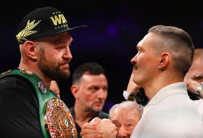 TYSON FURY A LA IZQUIERDA, SALUDA A OLEKSANDR USYK A LA DERECHA