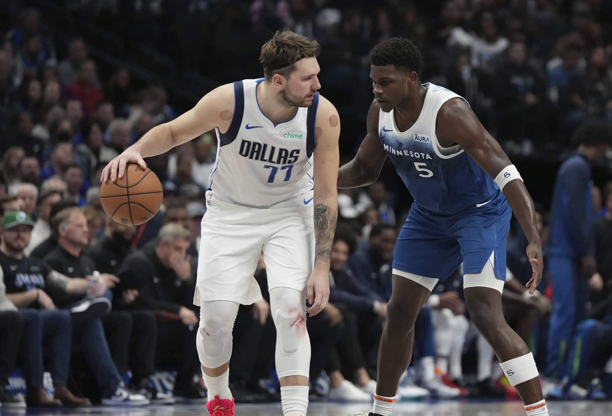 LUKA DONCIC DE LOS MAVERICKS A LA IZQUIERDA, DEFENDIDO POR ANTHONY EDWARDS DE LOS TIMBERWOLVES
