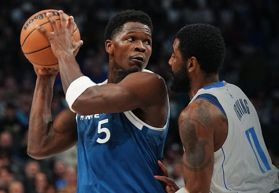 ANTHONY EDWARDS A LA IZQUIERDA DE LOS TIMBERWOLVES, DEFENDIDO POR KYRIE IRVING DE LOS MAVERICKS