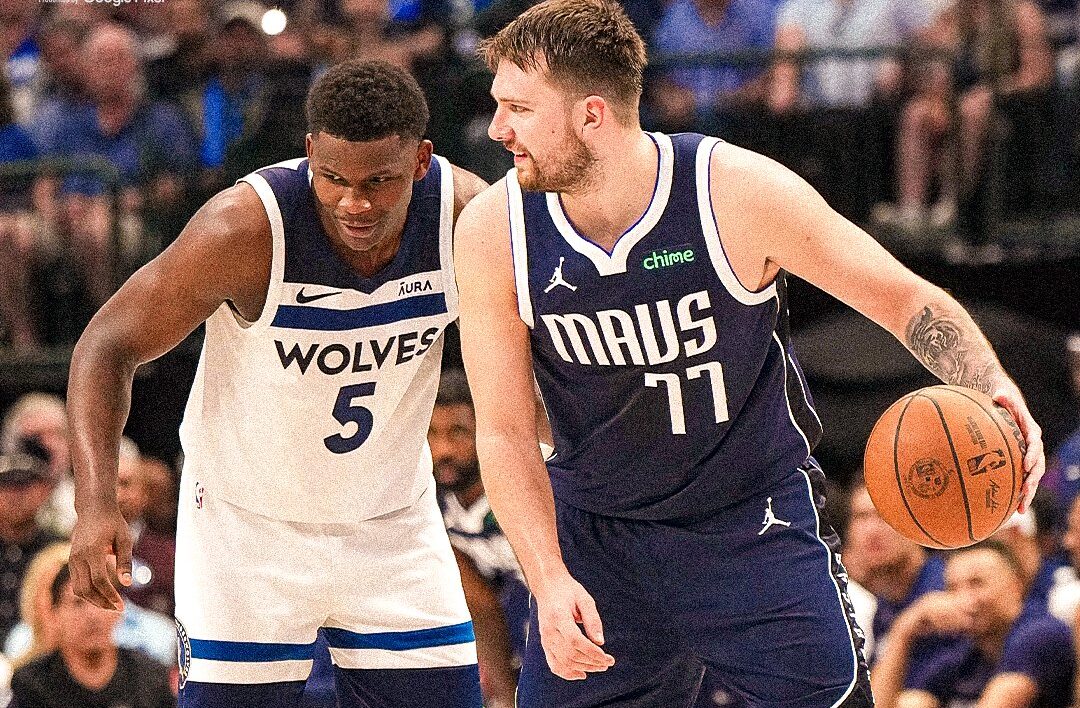 ANTHONY EDWARDS DE LOS TIMBERWOLVES A LA IZQUIERDA, DEFENDIENDO A LUKA DONCIC DE LOS MAVERICKS A LA DERECHA