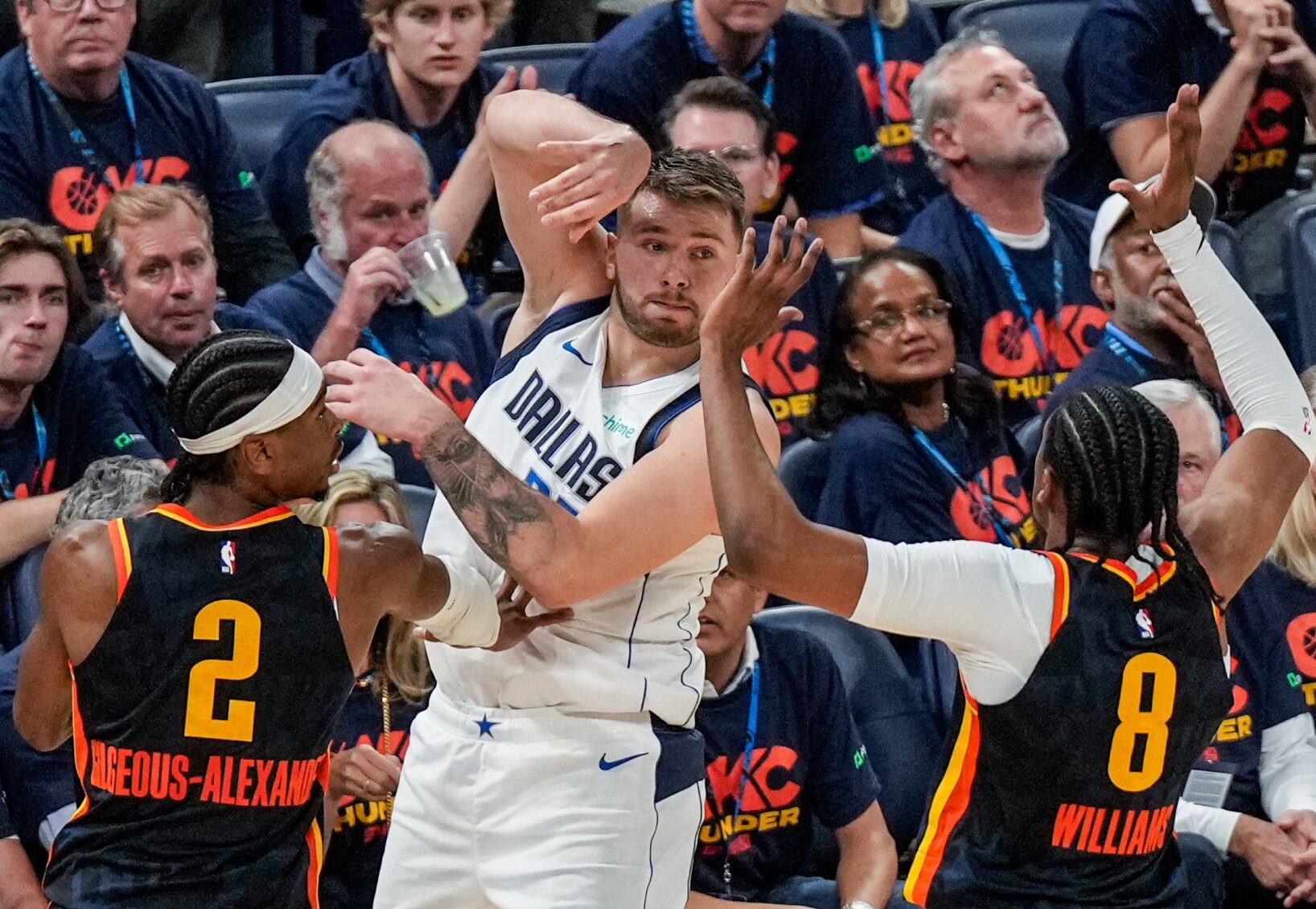 LUKA DONCIC DE LOS MAVERICKS DEFENDIDO POR EL THUNDER