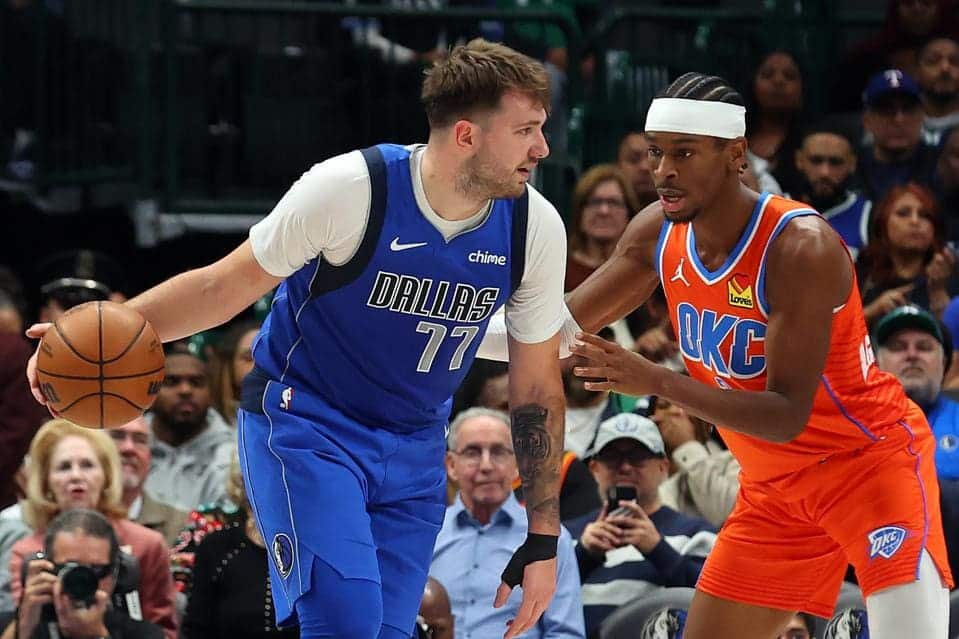 LUKA DONCIC DE LOS MAVERICKS DEFENDIDO POR SHAI GILGEOUS-ALEXANDER DEL THUNDER