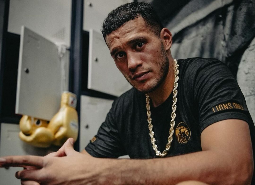 DAVID BENAVÍDEZ POSA PARA LA FOTO TRAS UN ENTRENAMIENTO