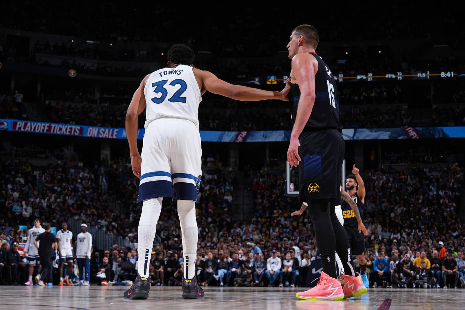KARL ANTHONY-TOWNS DE LOS TIMBERWOLVES DEFENDIENDO A NIKOLA JOKIC DE LOS NUGGETS