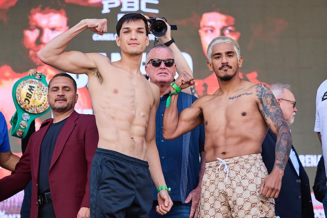 BRANDON FIGUEROA A LA IZQUIERDA Y JESSIE MAGDALENO A LA DERECHA, POSAN PARA LA FOTO TRAS EL PESAJE